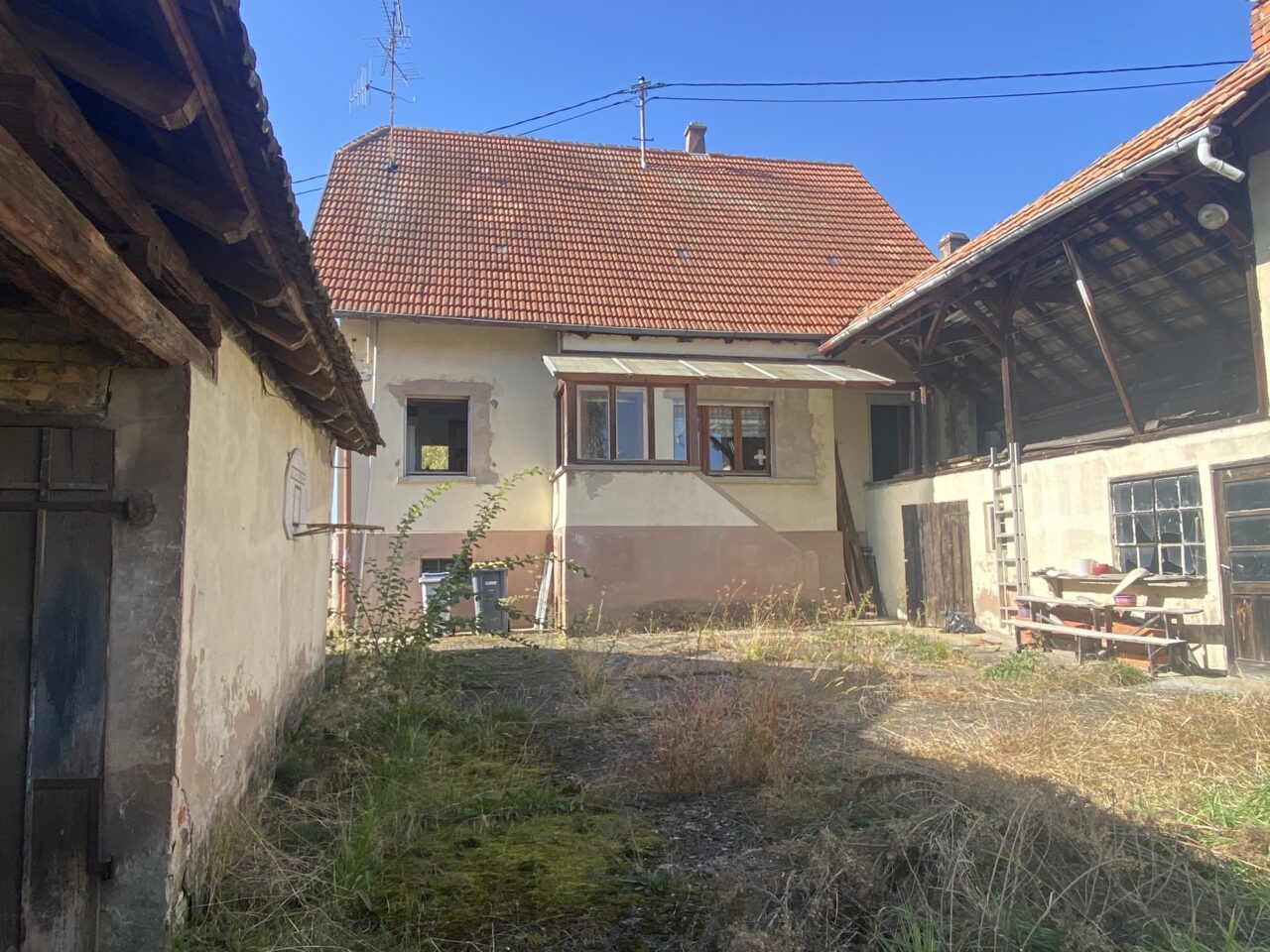 Gries, charmante maison 6 pièces, à rénover, sur 16 ares.