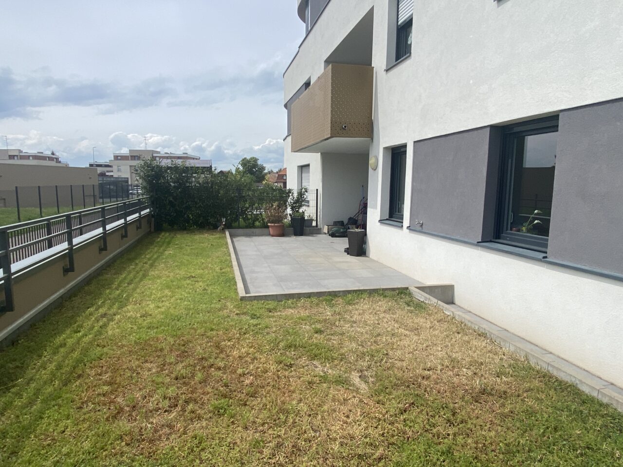 Haguenau, beau rez de jardin, 3 pc, garage.