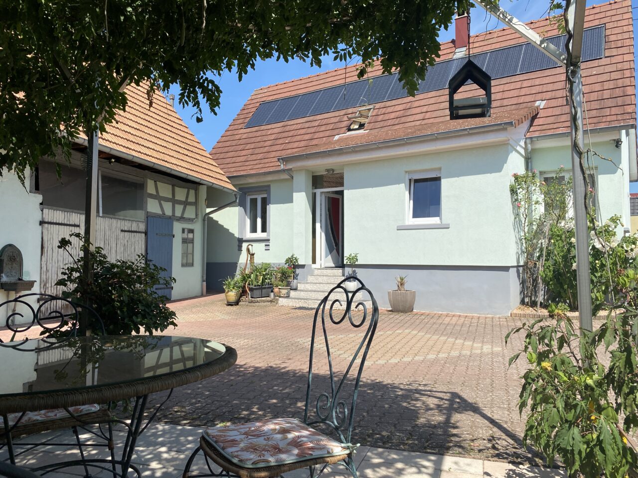 Mertzwiller belle maison 130m2 avec dépendance et piscine sur 9,34 ares. Vidéo disponible Mertzwiller belle maison 130m2 avec dépendance et piscine sur 9,34 ares. Vidéo disponible