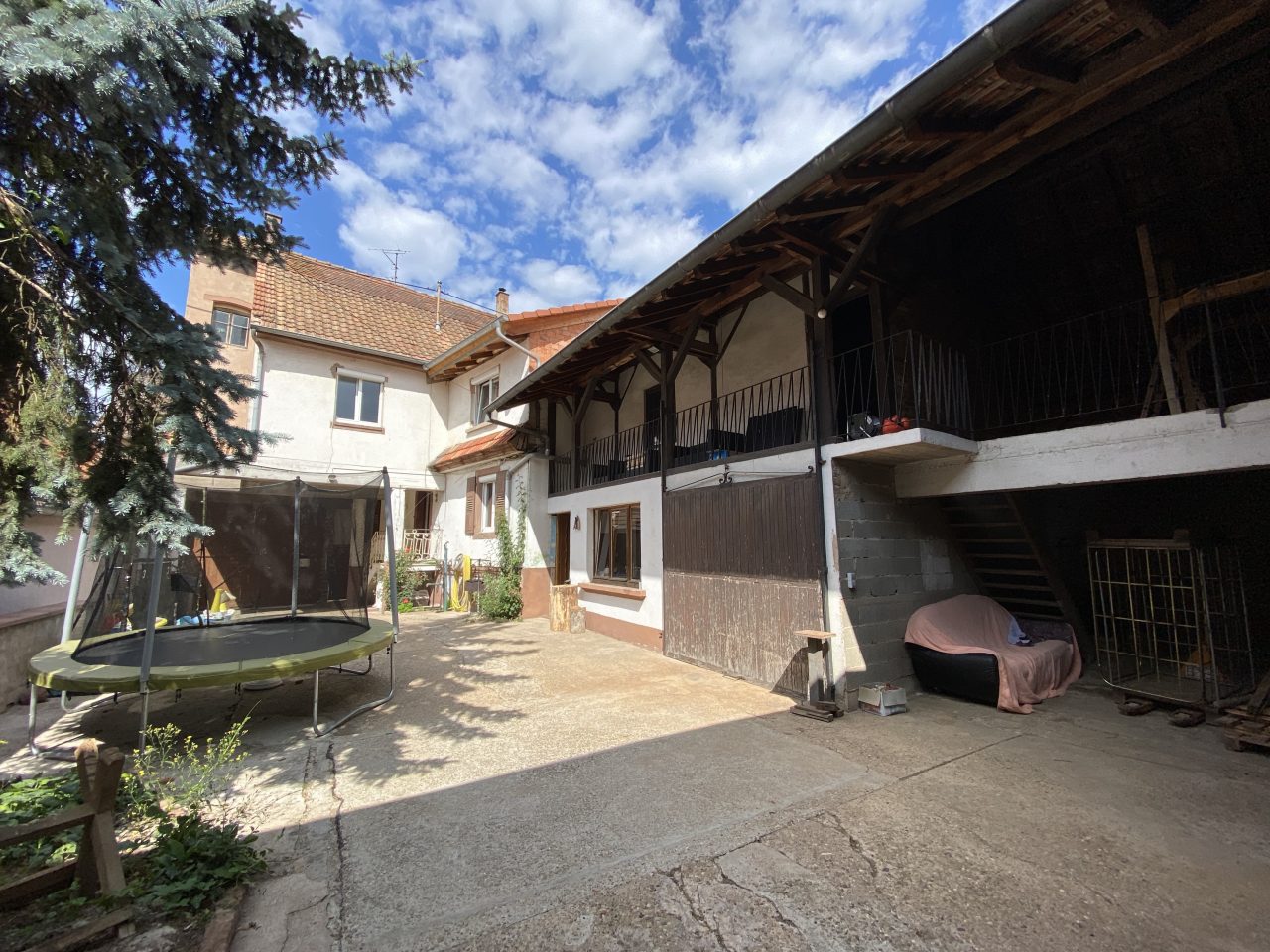 A Forstheim, corps de ferme avec maison et dépendances sur 7 ares. Video disponible